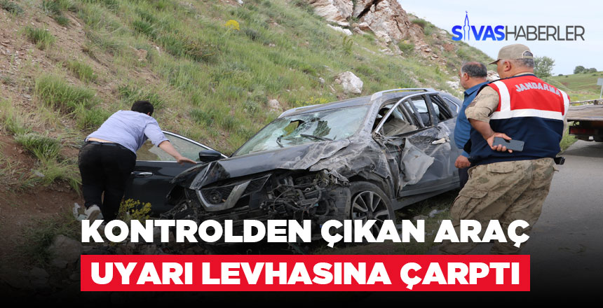 Otomobil trafik uyarı levhasına çarptı Otomobil trafik uyarı levhasına çarptı