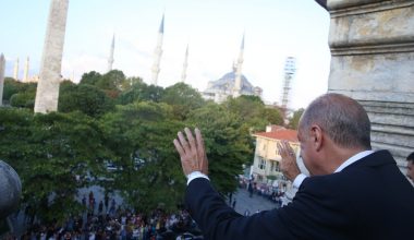 Cumhurbaşkanı Erdoğan, Sultanahmet’te vatandaşlarla sohbet etti Cumhurbaşkanı Erdoğan, Sultanahmet’te vatandaşlarla sohbet etti
