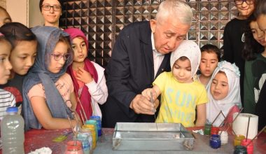 Emekli astsubayın ebru ve hat sanatını öğretme çabası Emekli astsubayın ebru ve hat sanatını öğretme çabası