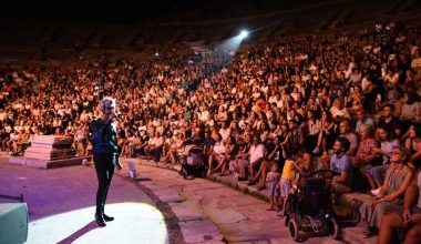 Manuş Baba’dan tarihi antik tiyatroda konser Manuş Baba’dan tarihi antik tiyatroda konser